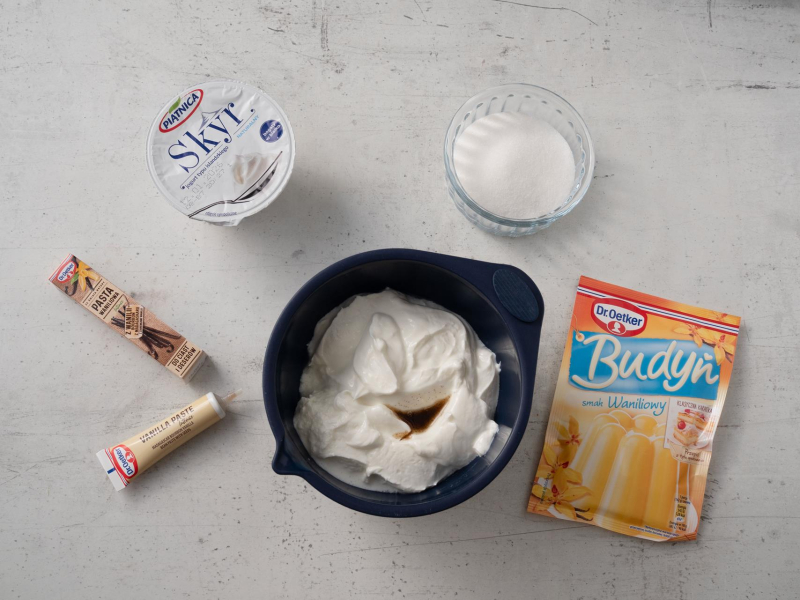 na blacie w misie skyr piątnica , pasta z wanilii i budyń dr. Oetkera