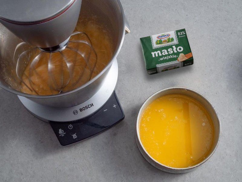 w misie robota kuchennego bosch ubijane jajka, na blacie rozpuszczone masło