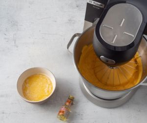 w miseczce rozpuszczone masło obok robot bosch mum seri 6