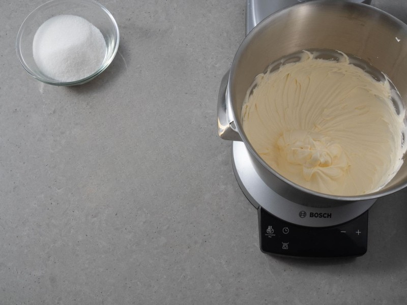 w misie miksera utarte masło