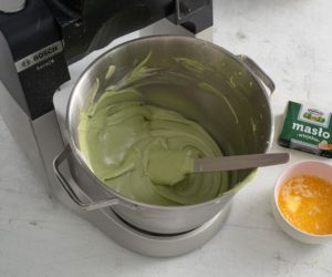 W misie wymieszane twarogi z matchą. Obok rozpuszczone masło.