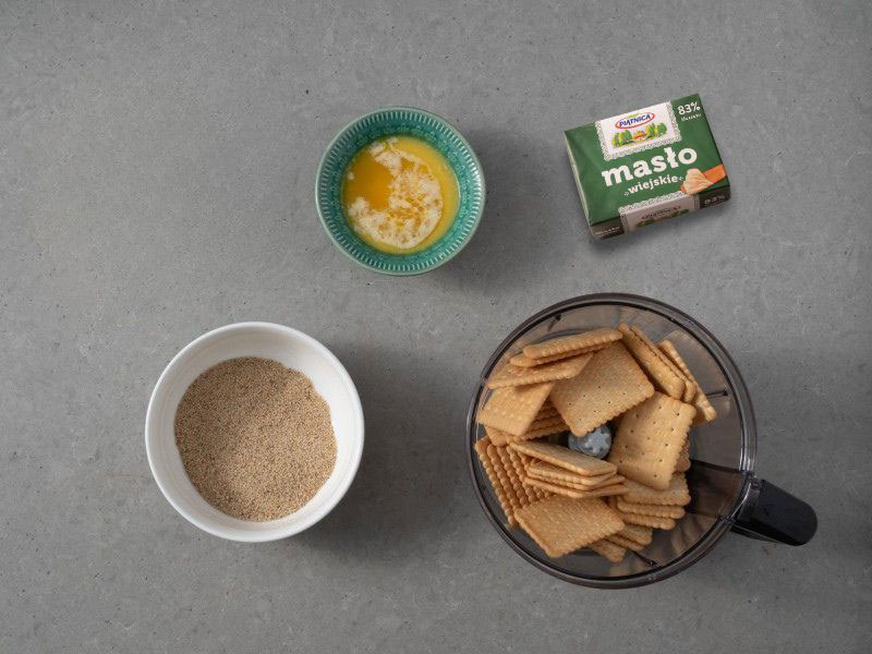 zmielone, prażone migdały i herbatniki, rozpuszczone masło
