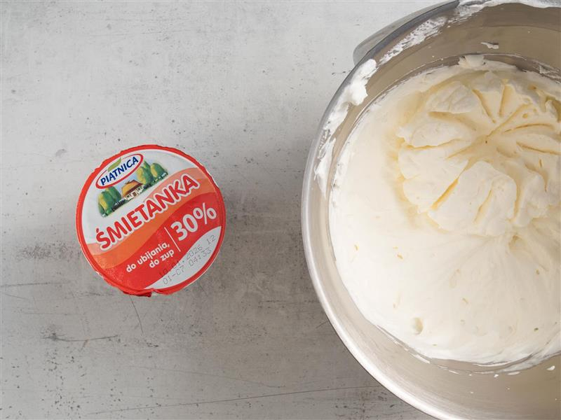 bita śmietana do kremu truskawkowego