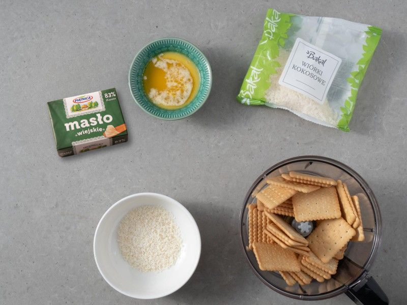 herbatniki w malakserze, wiórki kokosowe i rozpuszczone masło