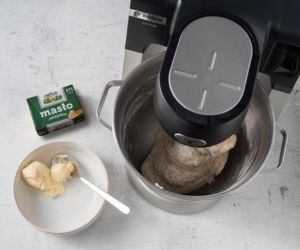 na blacie w miseczce masło