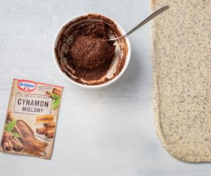 opakowanie cynamonu Dr. Oetker na blacie  o rozwałkowane ciasto z makiem