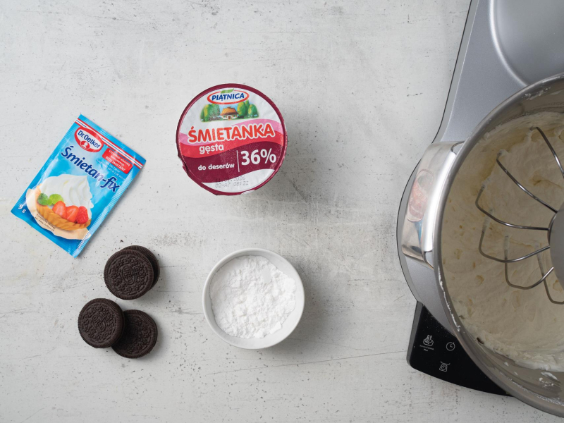 Na blacie kuchennym składniki do kremu oreo.
