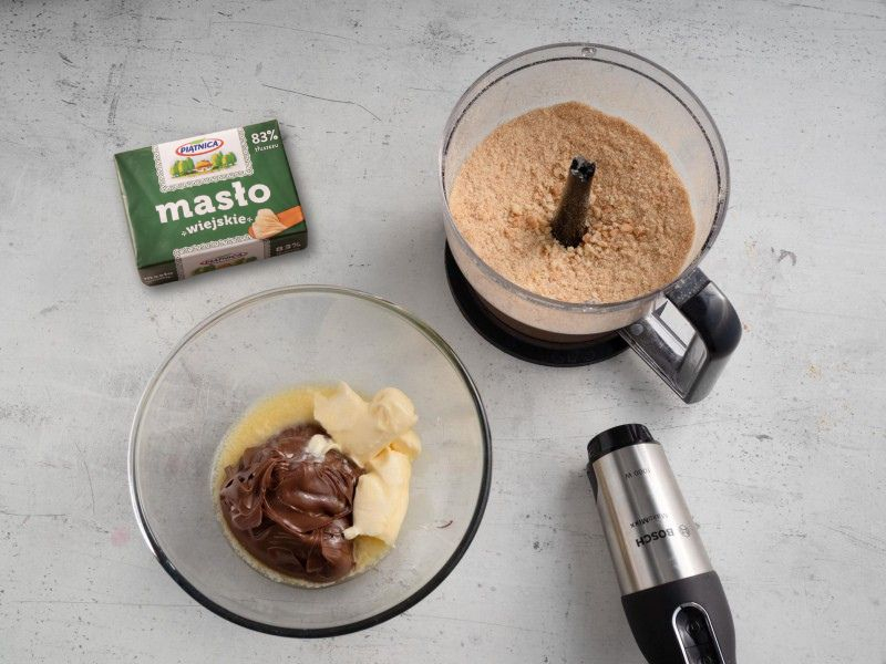 pokruszone sucharki, masło z kremem czekoladowym
