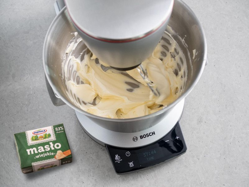 ucieranie masła na puszystą masę