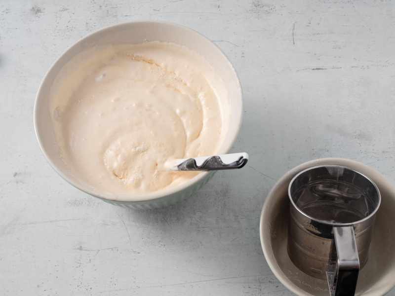 w misce masa biszkoptowa na biszkopt genueński