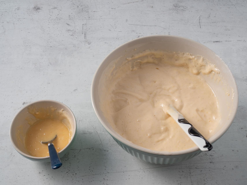 ciasto w misce na biszkopt genueśki obok miseczka z masłem