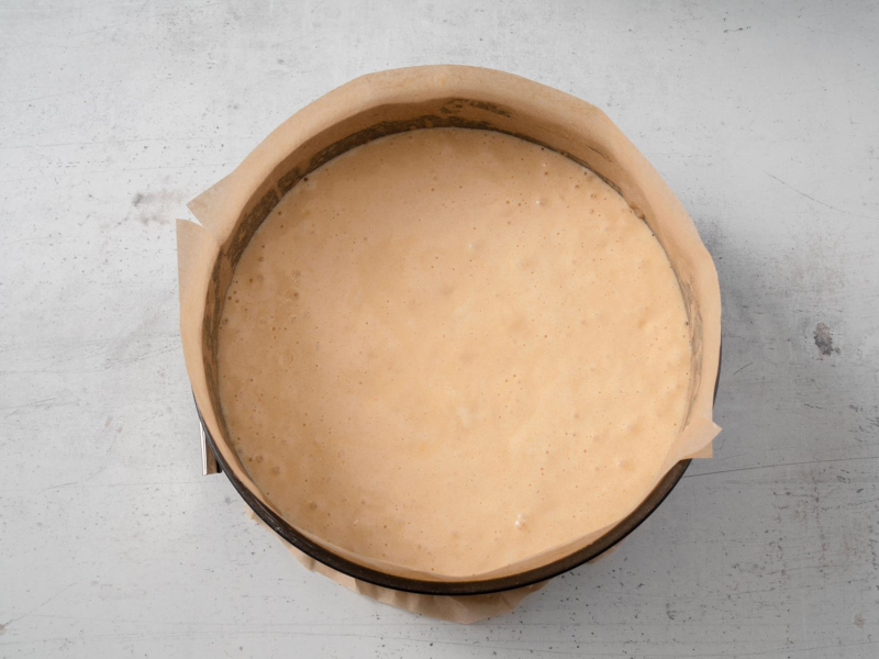 w tortownicy przelane ciasto na biszkopt genueński