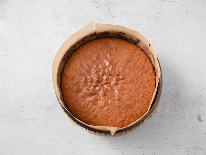 upieczony w tortownicy biszkopt genueński