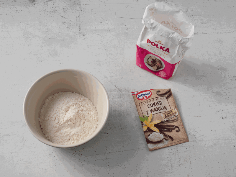 w misce mąka i cukier z wanilią Dr. Oetkera