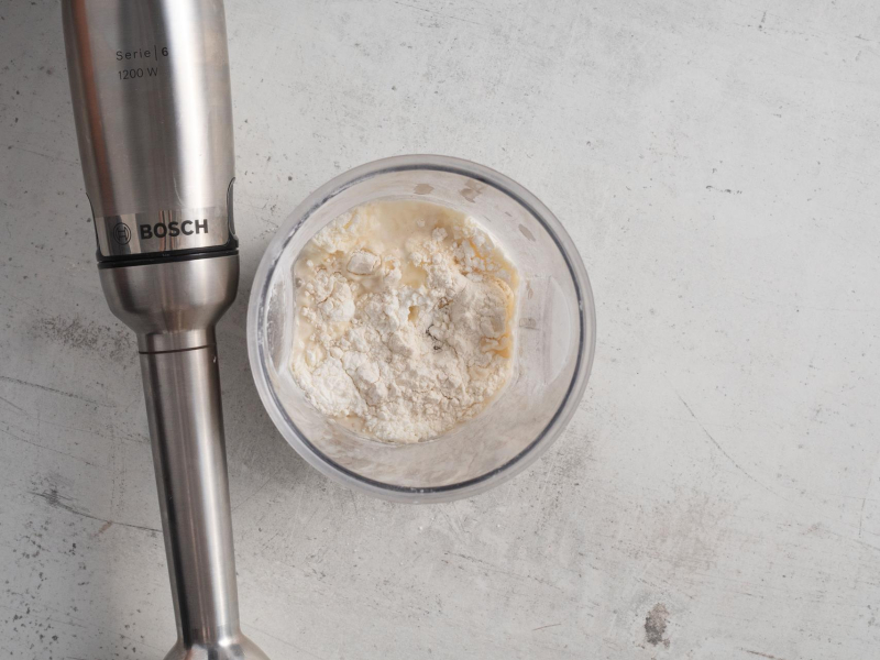blender i w wysokim naczyniu składniki na ciasto kataifi