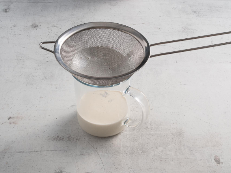 Przelanie ciasta przez drobne sitko