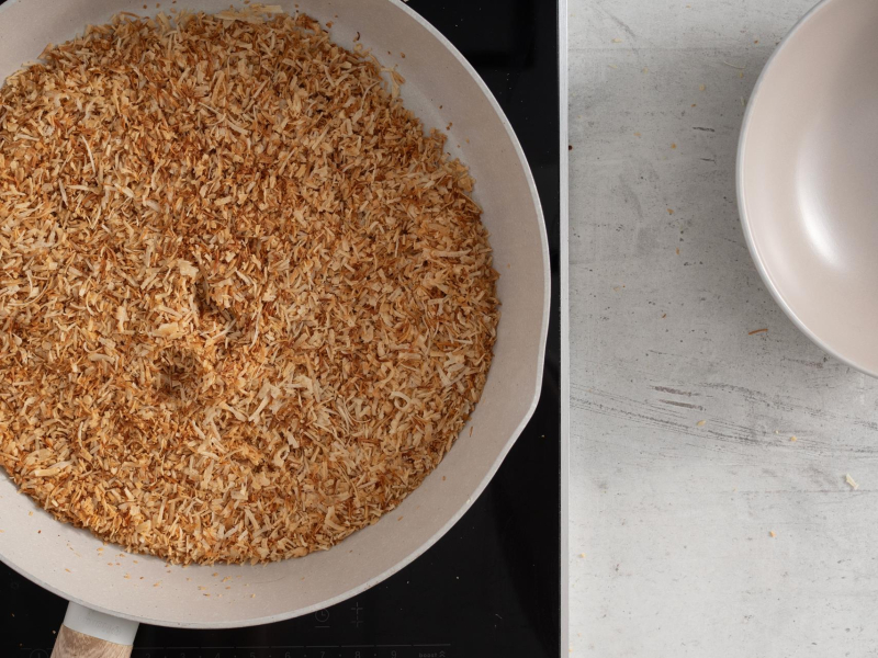 Podsmażone ciasto kataifi na patelni.