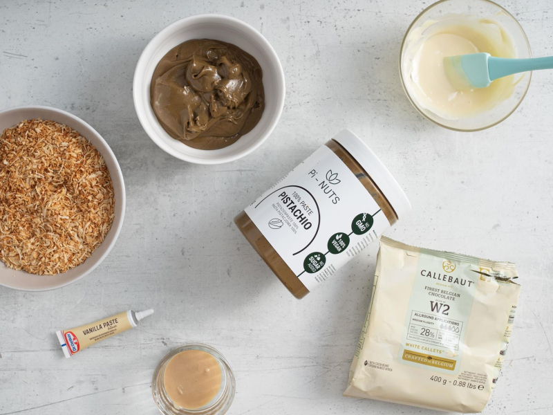 Na blacie kuchennym składiki potrzebne do pasty kataifi.