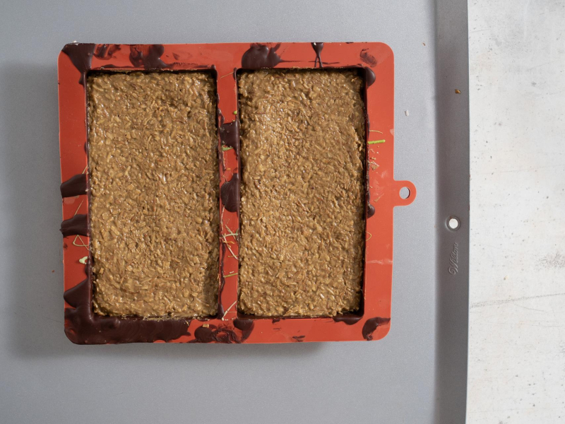 Masa pistacjowa z ciastem kataifi wyłożona do formy.