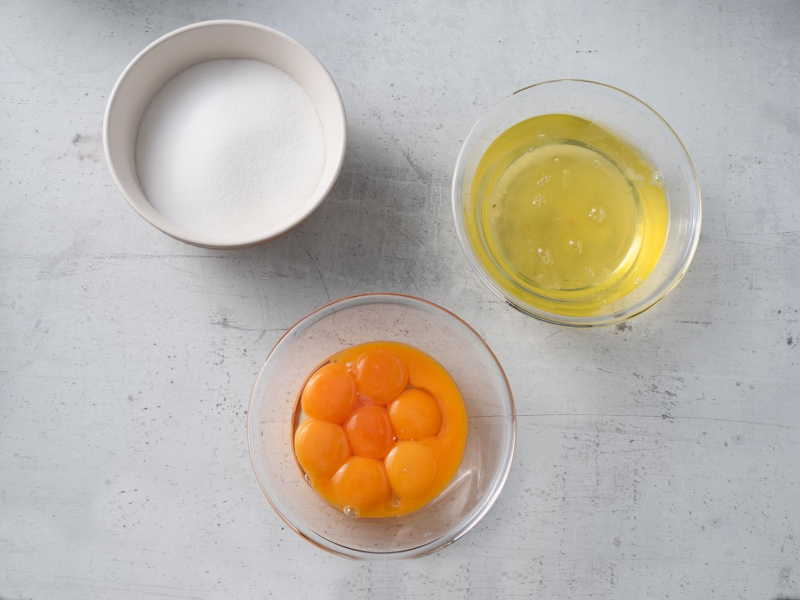 w miseczkach osobno białka i żółtka