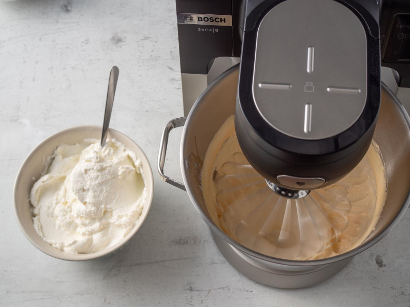 w robocie utarte żółtka z cukrem obok w miseczce twaróg do sernika wiedeńskiego