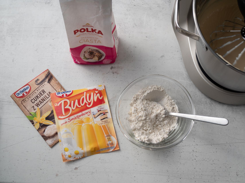na blacie kuchennym budyń i cukier z wanilią dr. oetkera i mąka Polka