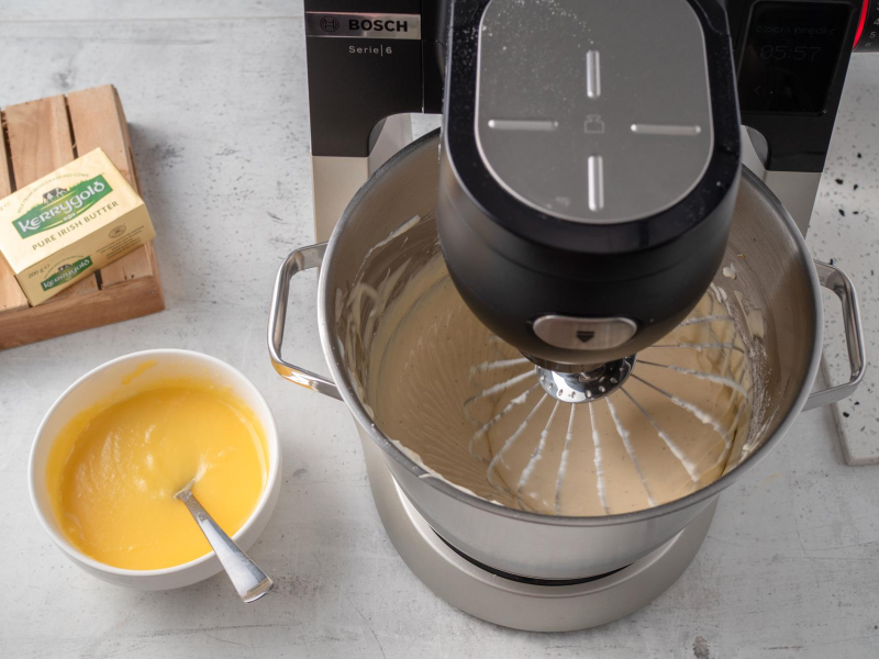 w miseczce rozpuszczone masło obok robota kuchennego bosch