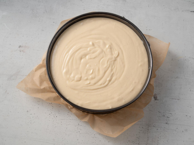 w tortownicy nieupieczony sernik wiedeński