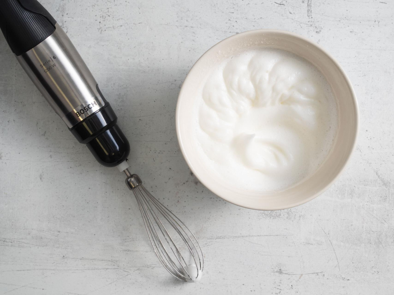 W miseczce ubite bia艂ka. Obok blender r臋czny.