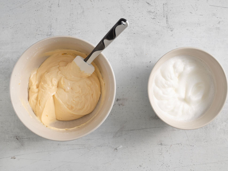 W jednej misie wymieszane sk艂adniki ze skyrem, a w drugiej ubite bia艂ka.