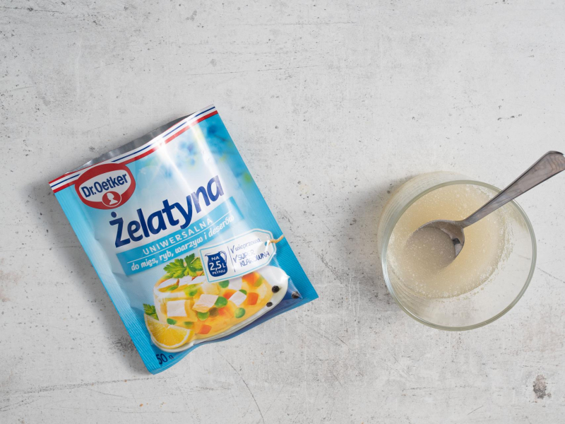 Na blacie opakowanie żelatyny oraz żelatyna w miseczce.