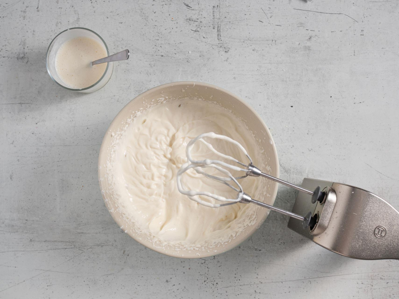 Na blacie kuchennym zmiksowany masa serowa, Obok żelatyna.