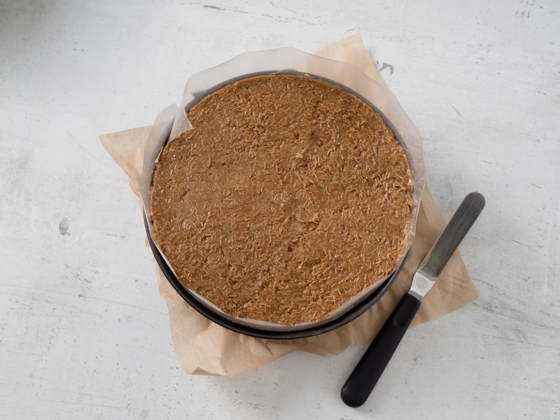 w tortownicy wyłożonej folią rantową sernik dubajski z masą pistacjową u góry