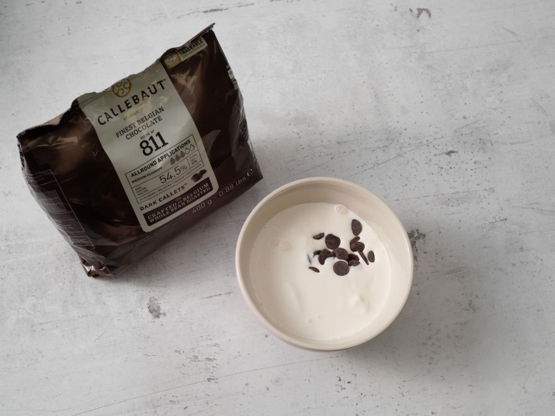 w miseczce rozpuszczana czekolada ze śmietanką