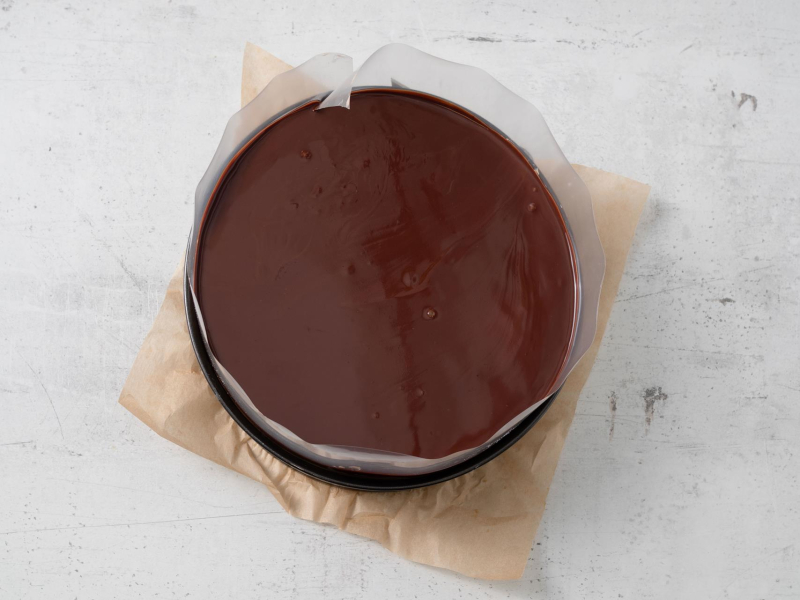 sernik dubajski bez pieczenia w foremce z polewą czekoladową u góry