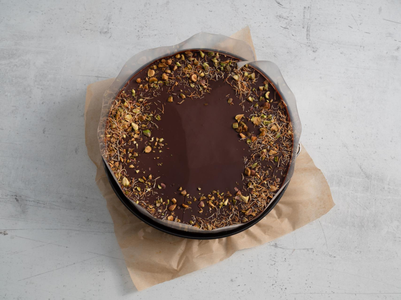 przygotowany sernik dubajski przed podaniem w tortownicy