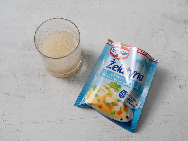 w szklance namoczona żelatyna Dr. Oetker