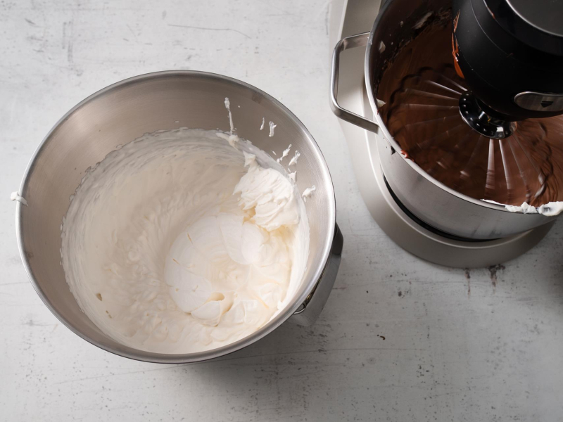 w metalowej misie ubita śmietanka, obok masa czekoladowa na sernik dubajski bez pieczenia