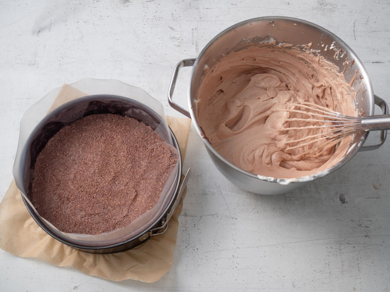 tortownica ze spodem, w metalowej misce masa czekoladowa na sernik dubajski bez pieczenia