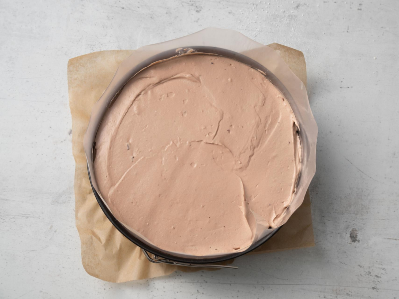 wyłożona do formy masa czekoladowa na serkach śmietankowych