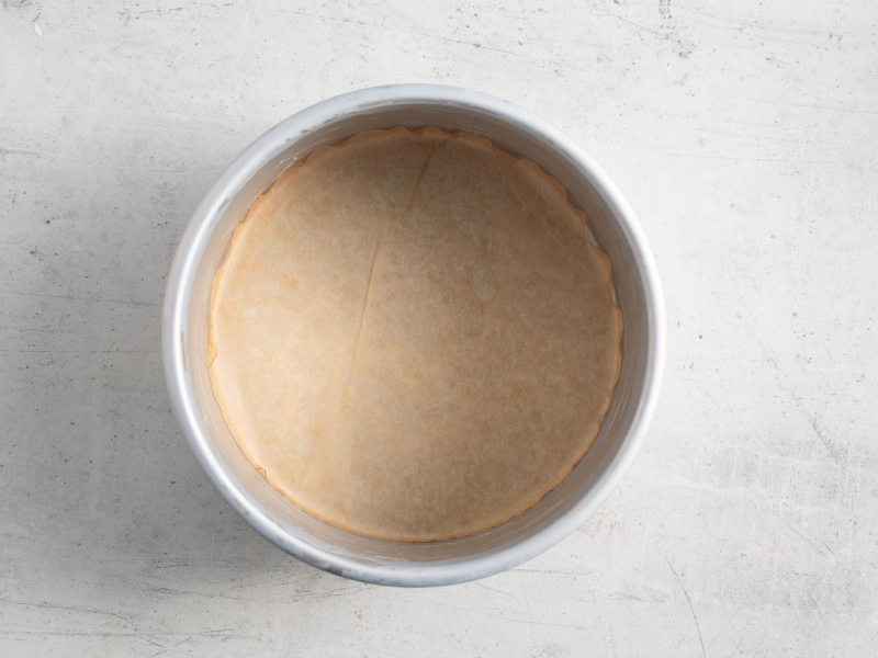 Okrągła forma wyłożona papierem do pieczenia.