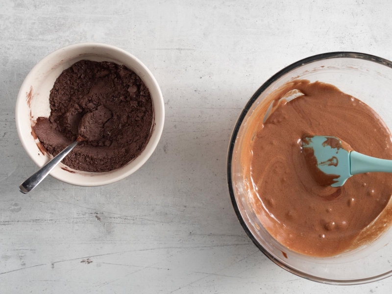 Wymieszane suche składniki w jednej miseczce, a w drugiej masa z czekoladą.