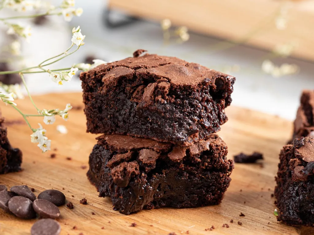 Pokrojone czekoladowe brownie z airfryer na drewnianej desce - przepis Wszystkiego Słodkiego