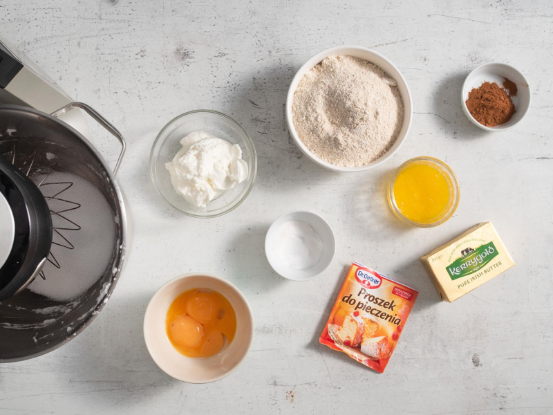 Na blacie kuchennym składniki proteinowe ciasto marchewkowe.