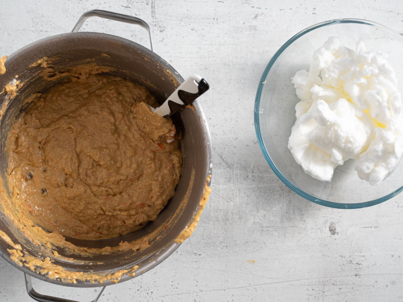 W jednej misce ubite białka. Obok z ciastem marchewkowym.