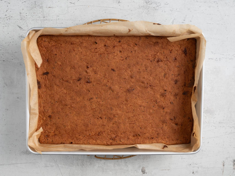 Upieczone proteinowe ciasto marchewkowe.