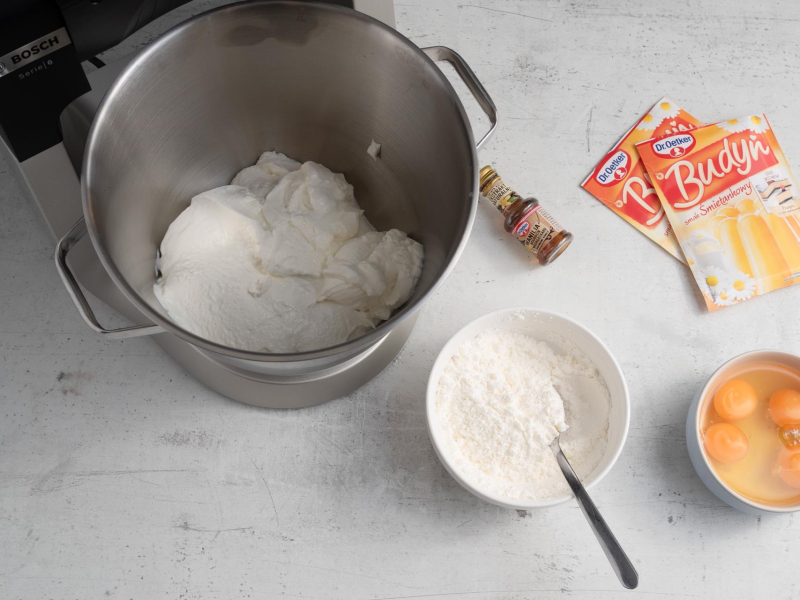 w robocie twaróg z wiaderka, jajka i budynie dr. oetker