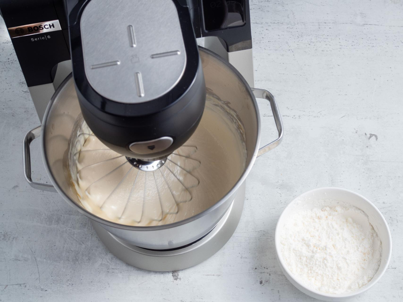 w robocie przygotowywany sernik z wiaderka