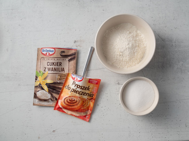 mąka w misce obok proszek do pieczenia dr. Oetkera