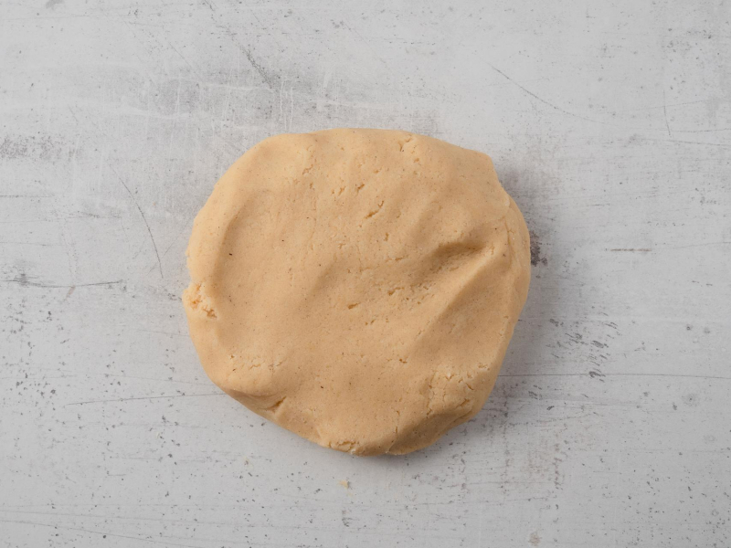 surowe ciasto kruche uformowane w placek